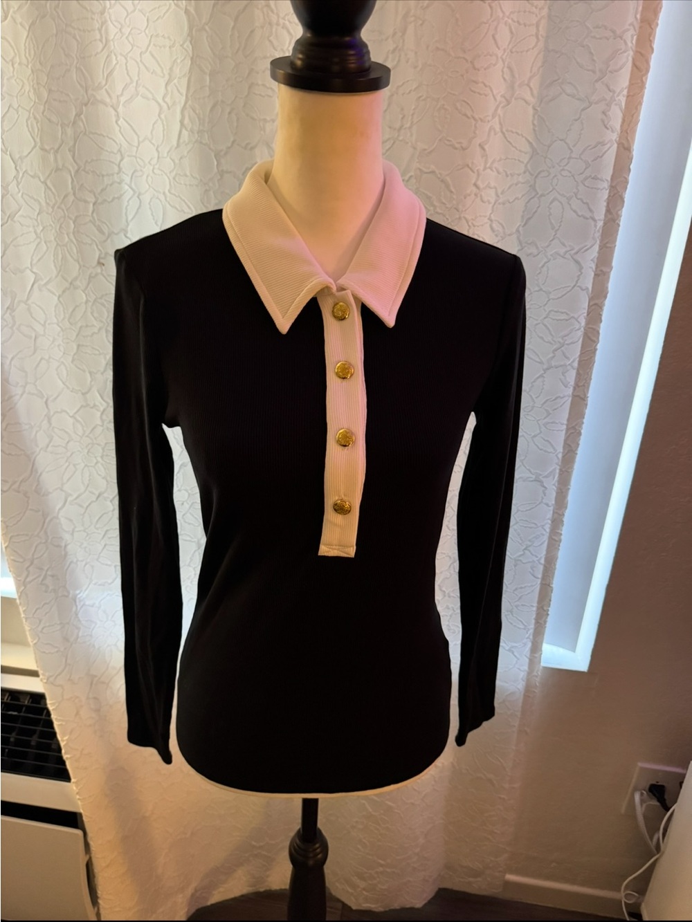 BOSTON PROPER SMALL Black Long-Sleeve Polo Top with Cream Contrast Collar